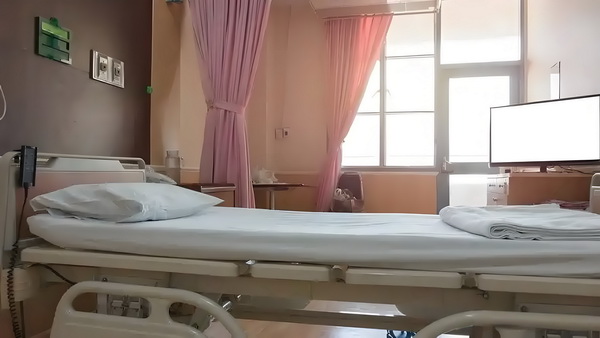 怎么获得深圳户口_佟丽娅儿子正脸曝光，五官气质超像爸爸 快车撞上城际一辆野猪